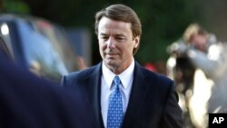 El ex senador John Edwards llega a la corte de Greensboro, Carolina del Norte, donde enfrenterá un juicio por manejo de fondos políticos.