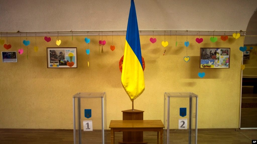 На избирательном участке в Киеве накануне парламентских выборов 24 октября 2014 г.