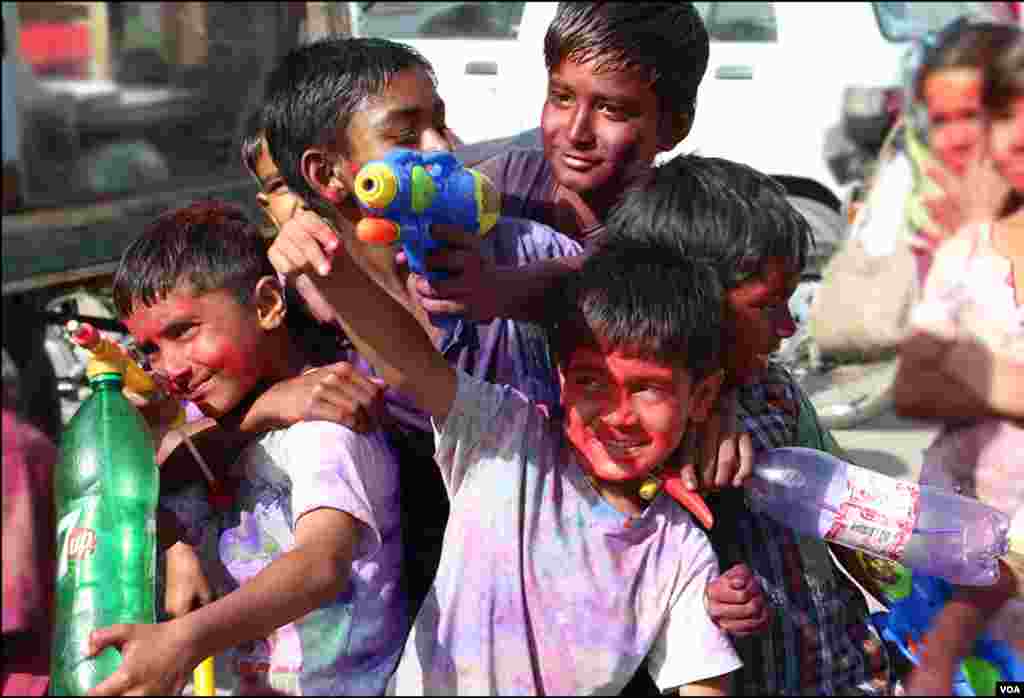 واٹر گن اور رنگوں کو بوتلوں میں بھر کر کھیلتے ہوئے بچے