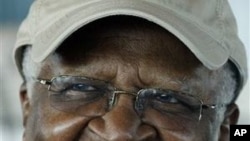 Nobel peace prize laureate South African Archbishop Desmond Tutu smiles during a press conference (File Photo)