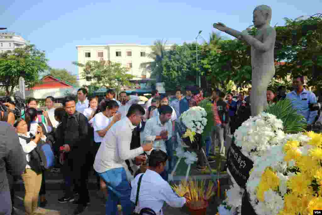 ក្រុមសហជីពនិងសាច់ញាតិរបស់លោក ជា វិជ្ជា អតីតប្រធានសហជីពសេរីកម្មករ ដែលត្រូវបានគេបាញ់សម្លាប់កាលពី១៥ឆ្នាំមុន កំពុងចូលរួមអុជធូប និងគោរពវិញ្ញាណក្ខន្ធ នៅខាងមុខរូបសំណាករបស់លោក ក្បែរវិមានឯករាជ្យ នៅរាជធានីភ្នំពេញ នាថ្ងៃទី២២ ខែមករា ឆ្នាំ២០១៨។ (កាន់ វិច្ឆិកា/VOA) 