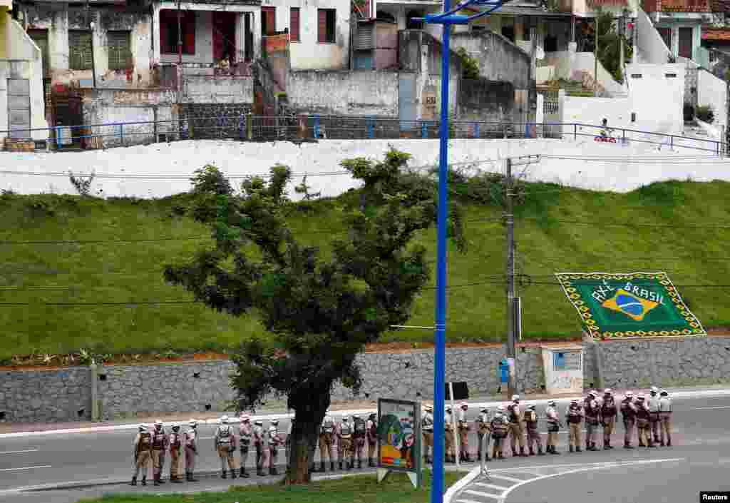 Polisi Brazil berbaris di depan stadion Arena Fonte Nova, Salvador, Brazil. (Reuters/Tony Gentile)