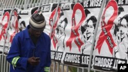 Một người đàn ông đi qua các biểu ngữ Ngày Thế giới phòng chống AIDS ở Johannesburg, Nam Phi, ngày 1/12/2014.