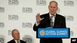 California Gov. Jerry Brown speaks as Michael Bloomberg (L) listens during a news conference at the Global Action Climate Summit, Sept. 13, 2018, in San Francisco. 