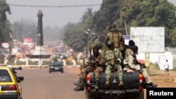 Des soldats de la RCA en patrouille à Bangui, le 1er jan. 2013