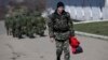 سربازان اوکراینی در پست بازرسی در شرق اوکراین نزدیک مرز روسیه - ۲۱ مارس ۲۰۱۴