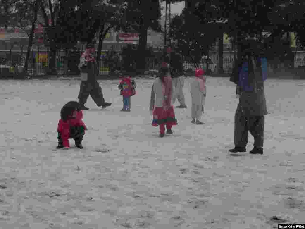 بچے ایک دوسرے کو برف کے گولے مار رہے ہیں۔
