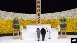 Japanski car Naruhito i carica Masako klanjaju se na memorijalnoj službi u Tokiju kojom je obeležena 75. godišjica predaje Japana u Drugom svetskom ratu (Foto: Carl Court/Pool Photo via AP)