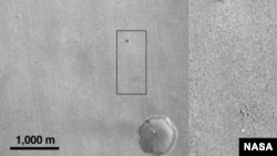Hình ảnh, ghi lại bởi vệ tinh Mars Reconnaissance Orbiter của NASA, được cho là nơi tàu thăm dò Schiaparelli rơi trên bề mặt Sao Hỏa.