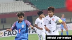 Hero Gold Cup 2019 ပွဲစဉ်အတွင်း အိန္ဒိယနဲ့ မြန်မာ အမျိုးသမီးဘောလုံးအသင်းနှစ်သင်း အကြိတ်အနယ်ယှဉ်ပြိုင်နေစဉ်