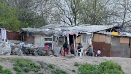 Roma kids in North Macedonia. (VOA Photo/Toshe Ognjanov)