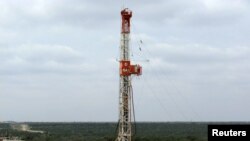 Буровая установка на сланцевом нефтегазовом месторождении на западе Техаса.