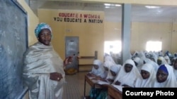 Facilitator Hasiya Mohammed presents geography lessons at City Women's Center in Kano. (Photo Credit: Isiyaku Ahmed)