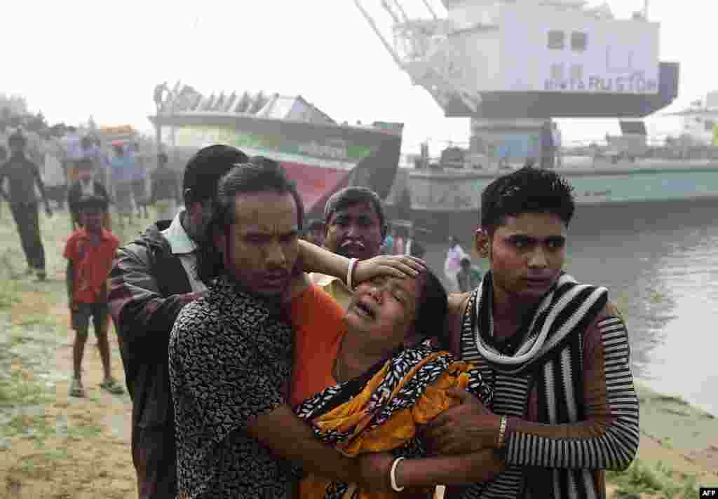 Thân nhân đau buồn khi tìm thấy thi thể của một người thân sau tai nạn phà ở phía đông thủ đô Dhaka của Bangladesh. Số người chết đã tăng lên 69 người trong vụ chiếc phà chở quá tải bị chìm chỉ trong vòng vài phút sau khi đụng phải một tàu chở hàng.