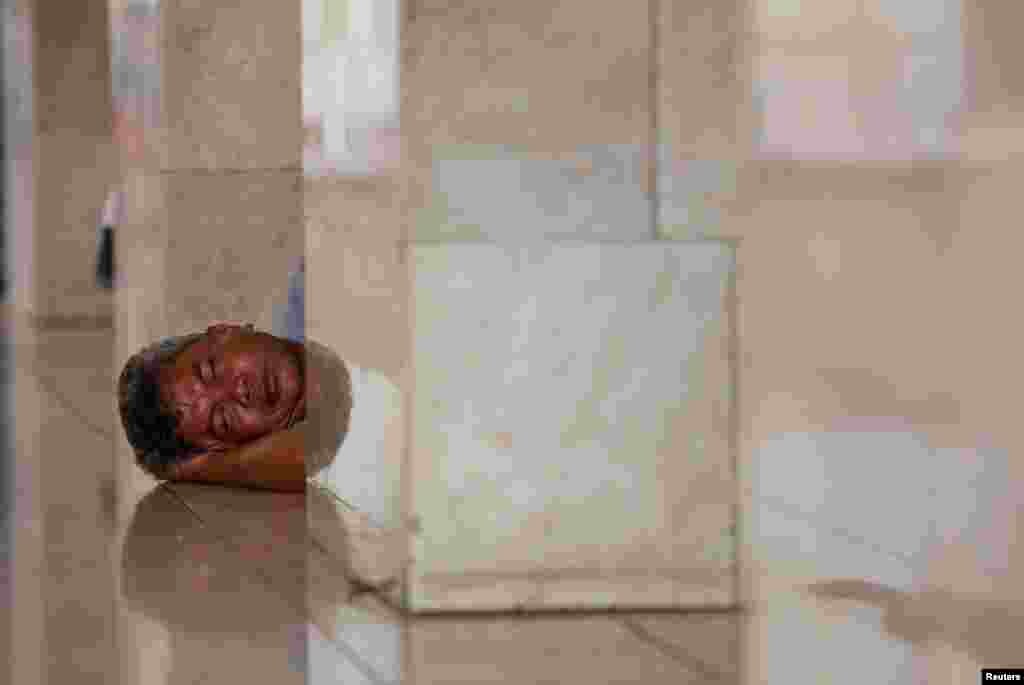 این آقا هم فرصت را غنیمت شمرده و تا زمان برگزاری نماز جمعه در مسجد استقلال جاکارتا در اندونزی استراحت می کند. 
