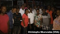 Les jeunes de l’association "Ki Mur" posent pour une photo lors d’une réunion, à Mukaza, Bujumbura, 16 octobre 2017. (VOA/Christophe Nkurunziza)