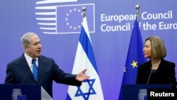 PM Israel Benjamin Netanyahu dan kepala kebijakan luar negeri Uni Eropa Federica Mogherini memberi keterangan singkat kepada media di Dewan Eropa di Brussels, Belgia, 11 Desember 2017.