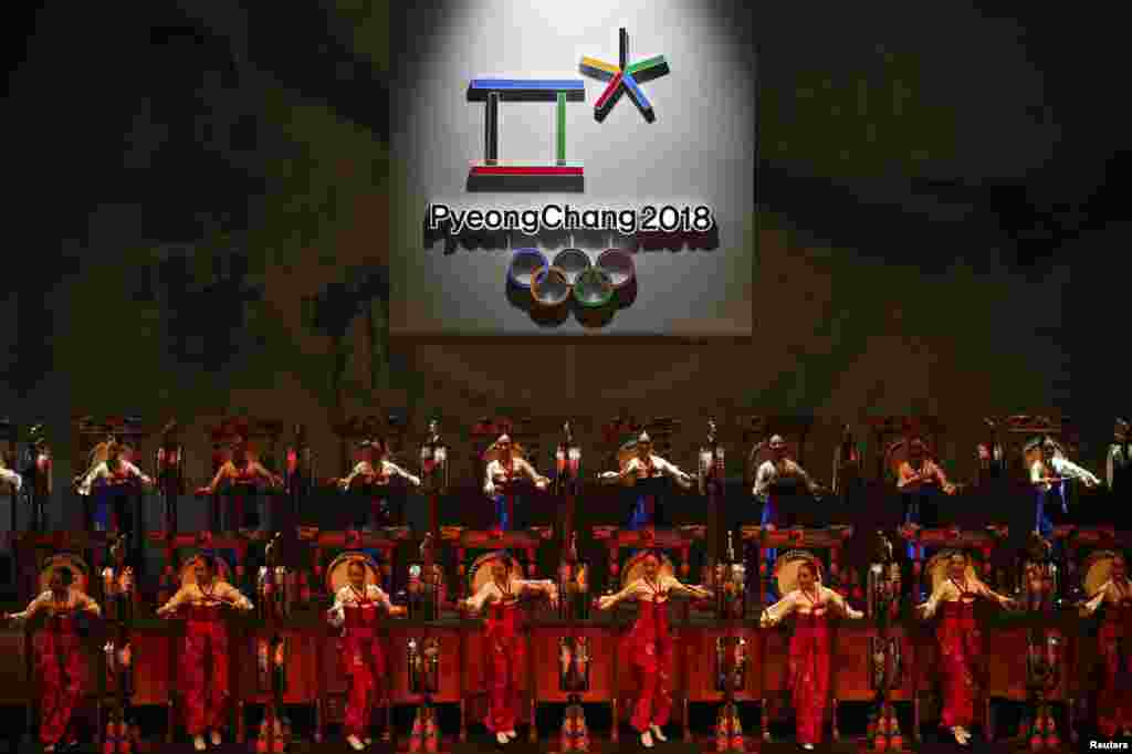 Para penari drum tradisional tengah beraksi seiring terbukanya lambang Olimpiade Musim Salju PyeongChang 2018 dalam upaca peluncuran program itu di Seoul, Korea Selatan.