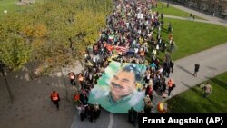 Düsseldorf'da IŞİD'i protesto eden PKK yanlısı Kürtler