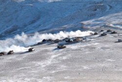 Tentara India, tank mundur dari tepi wilayah danau Pangong Tso, di Ladakh di sepanjang perbatasan India-China pada Rabu, 10 Februari 2021. (Foto: AP)
