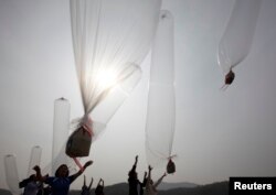 Organisasi-organisasi pembelot Korea Utara, melepaskan balon berisi makanan ringan "Choco Pie" dan selebaran anti-Pyongyang ke arah Utara dekat zona demiliterisasi yang memisahkan kedua Korea di Pulau Ganghwa, Barat Laut Seoul, 24 April 2012(Foto:dok)