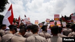 Supporters of national police chief nominee Budi Gunawan rally outside the presidential palace in support of his confirmation, in Jakarta, Indonesia, Feb. 16, 2015.