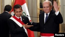 Peru's President Ollanta Humala (L) and new Prime Minister Pedro Cateriano greet the audience during the swearing-in ceremony of new members of his cabinet at the government palace in Lima, April 2, 2015.