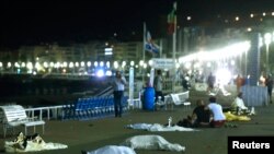 Corpos de dezenas de mortos em Nice.