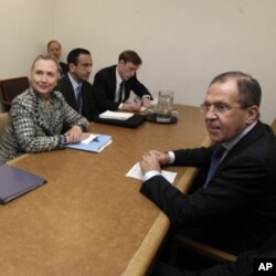 ລັດຖະມົນຕີການຕ່າງປະເທດສະຫະລັດ ທ່ານນາງ Hillary Rodham Clinton, ສົນທະນາກັບ ຄູ່ຕໍາແໜ່ງຈາກຣັດເຊຍ ທ່ານ Sergei Lavrov ເລື່ອງຊີເຣຍ ຢູ່ອົງການສະຫະປະຊາຊາດ ທີ່ນະຄອນນິວຢອກ, ວັນຈັນ ທີ 12 ມີນາ 2012. (AP Photo/Richard Drew)