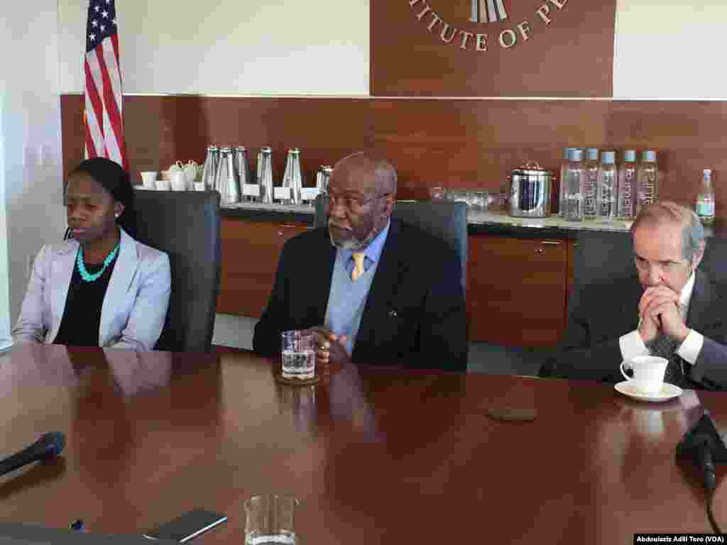 Cibiyar wanzar da zaman lafiya ta Amurka (USIP) ta yi taro da manema labarai talatan nan babban birnin Washington DC. Mr Princeton Lyman Tsohon Mataimakin Sakataren Harakokin Wajan Amurka Mai Ba Da Shawara Tare Da Jakada Johnnie Carson da Babbar Jami'a Kan Harakokin Najeriya Oge Onubogu. Oktoba 11, 216