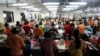 လှိုင်သာယာ စက်မှုဇုန်ရှိ အထည်ချုပ်စက်ရုံတခုတွင် အလုပ်လုပ်နေသည့် အလုပ်သမားများ။ (မတ် ၁၀၊ ၂၀၁၀)