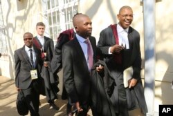 Amagqwetha kaMnu Nelson Chamisa, uMnu Nqobizitha Mlilo osesandleni sokhohlo loMnu Dali Mpofu okwesokudla.