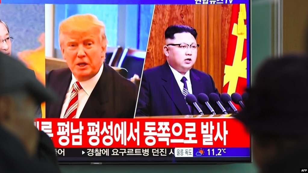 El sorpresivo anuncio sobre una reunión entre el presidente Donald Trump y Kim Jong Un tuvo lugar el jueves por la noche en las afueras de la Casa Blanca y había sido anticipado una hora antes por el propio presidente Trump