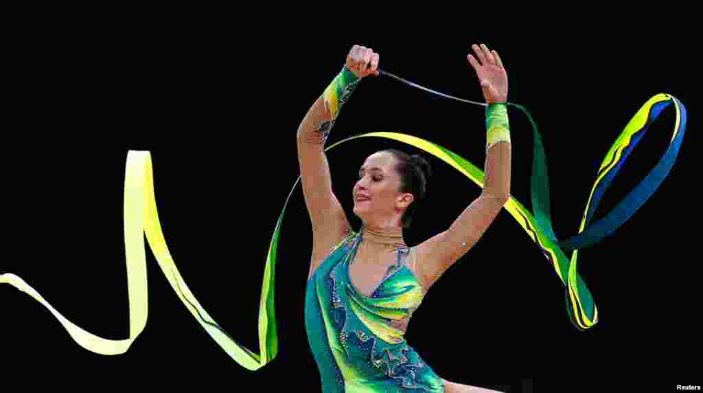 以色列的女運動員里夫金在藝術體操個人全能資格比賽帶操表演