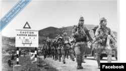 历史资料照片：1941年12月8日，日军从深圳步入香港。 (图片来源 ：Watershed Hong Kong 网站)