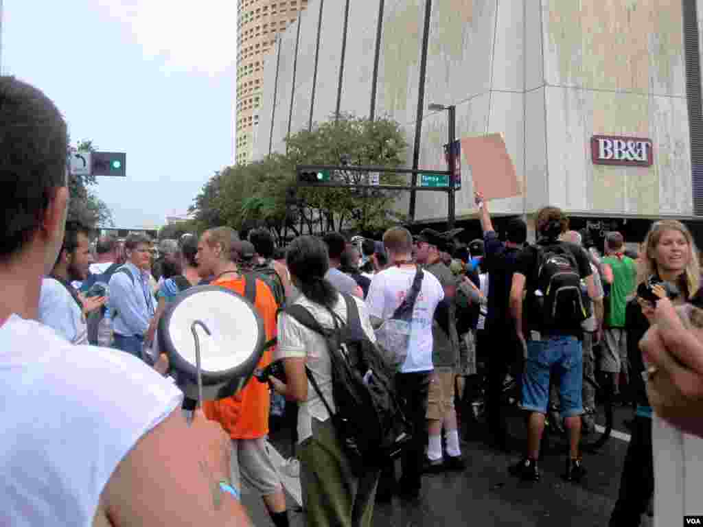 Protesters outside the Republican National Convention, Tampa, Florida, August 27, 2012. (E. Mazrieva/VOA)