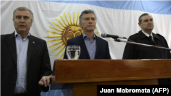 El presidente argentino Mauricio Macri (C) habla en la sede de la Armada sobre la desaparición del submarino, el 24 de noviembre de 2017.