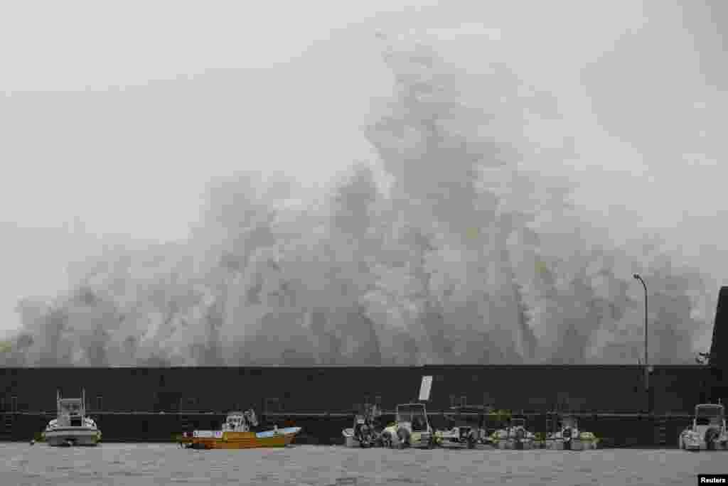 Gelombang besar akibat topan super Noru tampak menabrak pembatas pantai Aki di kota Kochi, Jepang.