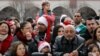 Warga menghadiri perayaan Natal di gereja Nativitas di kota Bethlehem, Tepi Barat, Palestina, Minggu (24/12). 
