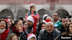 Massa menghadiri perayaan Natal di luar Gereja Kelahiran Yesus Kristus di kota Bethlehem, Tepi Barat, 24 Desember 2017.