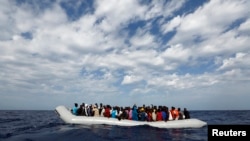 Près d'une centaine immigrants venant de l'Afrique sud-saharienne attendent d'être secourus le 4 octobre 2014.