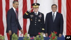 美國參謀長聯席會議主席鄧普西將軍(中)與美國總統奧巴馬(左)2012年資料照。