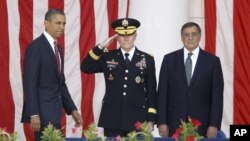 El presidente Barack Obama llega al anfiteatro del Cementerio Nacional de Arlington, junto con el jefe del Estado Mayor conjunto, General Martin Demsey y el secretario de la Defensa, Leon Panetta.