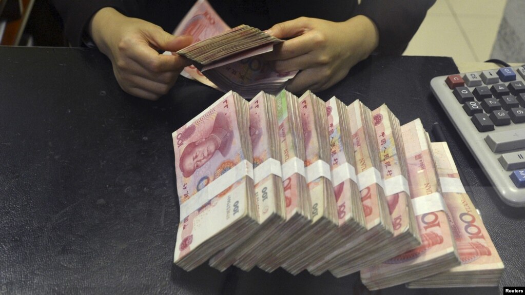Zimbabwe Central Bank Encouraging Businesses To Use Chinese Yuan File A Clerk Counts 100 Chinese Yuan Banknotes At Branch Of China Merchants Bank