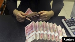 El yuan, la moneda china fue devaluada por tercer día consecutivo el jueves, 13 de abril de 2015.