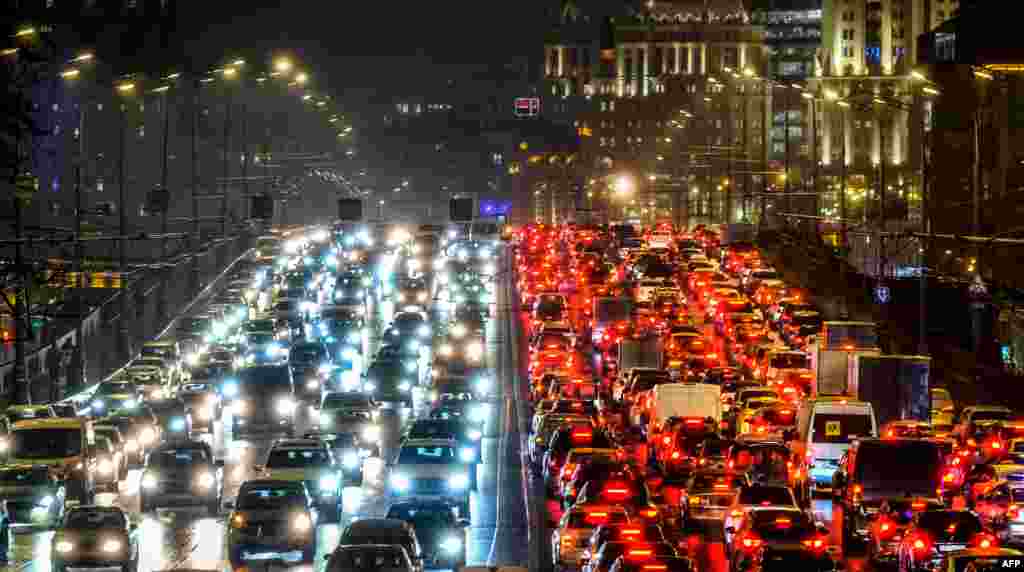 حرکت آرام ماشین&zwnj;ها در امتداد یک پل در ترافیک سنگین مسکو، روسیه