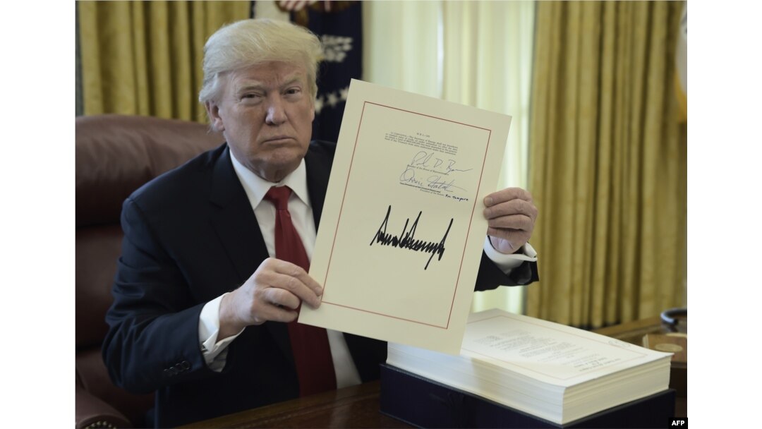 Tổng thống Donald Trump ký ban hành luật thuế mới hôm 22/12/2017.