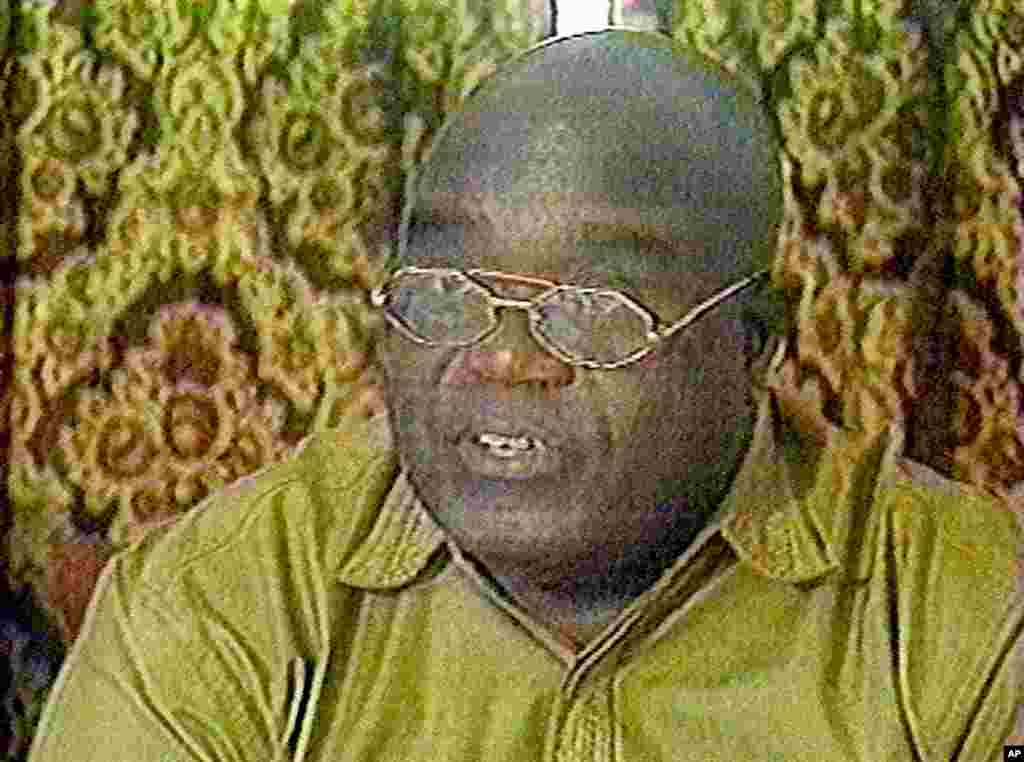 Laurent-Désiré Kabila, alors chef rebelle, s’auto-proclame président de la République et rebaptise le Zaïre en République démocratique du Congo dans la ville de Lubumbashi, dans le sud-est du pays, 17 mai 1997.