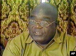 Laurent-Désiré Kabila, alors chef rebelle, s’auto-proclame président de la République et rebaptise le Zaïre en République démocratique du Congo dans la ville de Lubumbashi, 17 mai 1997.