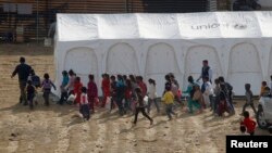 Anak-anak pengungsi Suriah di Lebanon berbaris untuk menerima vaksin polio di kota Zahle, Lembah Bekaa Valley, 8 November 2013 (Foto: dok). 